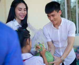 "Cặp đôi vàng" của Vbiz Công Vinh - Thủy Tiên giản dị đi từ thiện