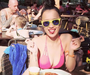 DJ Tít khoe thân hình nóng bỏng ở châu Âu