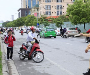Hà Nội: Bố bỏ con giữa đường, quay đầu xe trốn CSGT