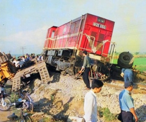 Hy hữu: Ô tô bị kẹt trên đường ray đúng lúc tàu sắp đến
