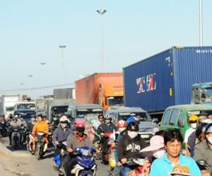 Kẹt xe nghiêm trọng trong ngày đầu thu phí cầu Đồng Nai
