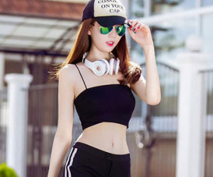 Ngọc Trinh chọn style đón hè sexy khoe cận cảnh vòng eo nhỏ 56cm