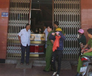 Tên cướp đập tủ, cướp vàng trong 5 giây