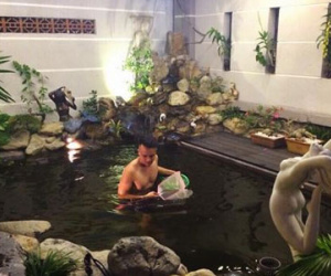 Cao Thái Sơn "tắm tiên" giữa hồ cá