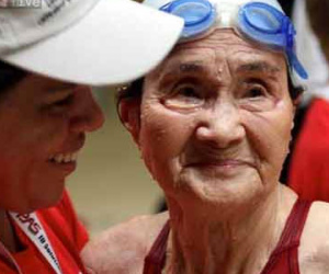 Cụ bà 100 tuổi người Nhật vô địch cuộc thi bơi 1.500m