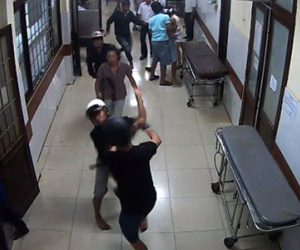 Đi cấp cứu vẫn tiếp tục đánh nhau