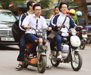 Hà Nội: Hạ hạnh kiểm học sinh không đội mũ bảo hiểm
