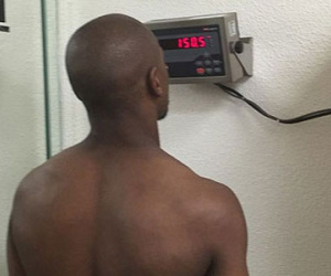 Mayweather lên cân trước đại chiến trị giá 500 triệu đô