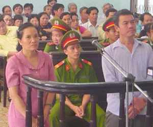 Sát hại mẹ rồi cùng vợ buộc gạch thả xuống sông