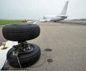 Boeing 737 rụng bánh khi đáp xuống đường băng