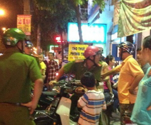 Đang hì hụi mở khóa xe, bị người dân truy đuổi tóm cổ