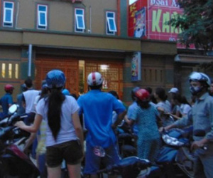 Ghen tuông, chồng đâm vợ trước quán karaoke rồi tự sát