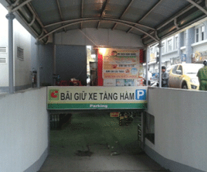 Một phụ nữ rơi xuống hầm gửi xe tử vong