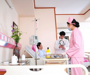 Nghịch lý dịch vụ bệnh viện công đắt hơn tư nhân