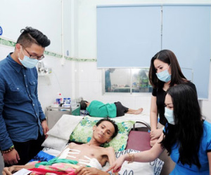 Phi Thanh Vân tặng 30 triệu đồng cho ca sĩ mắc bệnh lao phổi