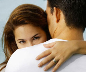 Sững người trước cảnh vợ và bạn thân dập dìu trong khách sạn