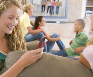 Vừa dùng điện thoại, vừa xem TV dễ bị đần độn