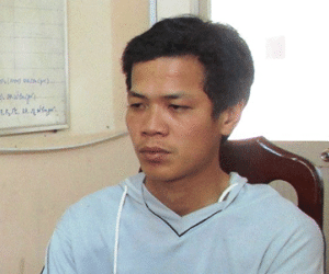 Bị bắt quả tang hiếp dâm bé gái, thanh niên chui gầm giường
