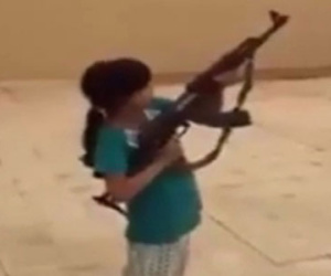 Dựng tóc gáy cảnh bé gái bắn súng AK-47 loạn xạ