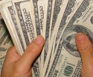 Hai người đàn ông mang 10.000 USD giả đến ngân hàng để đổi