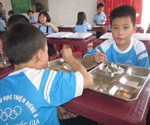 Hiệu trưởng xén phần ăn học sinh để… trả nợ!