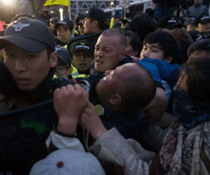Người nhà nạn nhân phà Sewol đụng độ với cảnh sát
