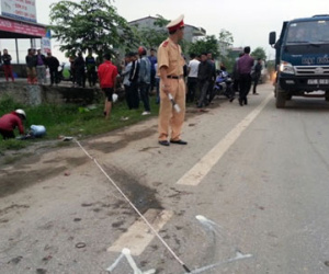 Ôtô đánh võng trên quốc lộ, tông xe máy văng xuống ruộng
