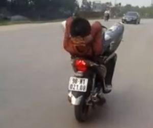 Thanh niên không MBH, nằm ngửa lái xe bằng chân trên QL1