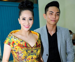 Phan Hiển ngượng ngùng chụp hình cùng Khánh Thi