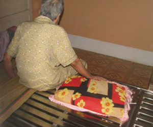 Vụ cụ bà 83 tuổi bị “giam lỏng”: Hàng loạt tin nhắn hăm dọa từ nước ngoài