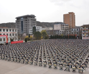 1.700 học sinh ngồi thi ở giữa sân trường