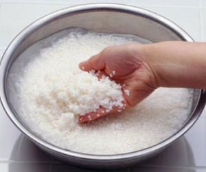 Cách nấu cơm sai biến gạo thành chất gây hại