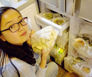 Chồng nấu đồ ăn cả năm cho vợ trước khi đi bộ đội