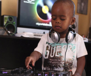 Clip: Cậu bé 2 tuổi chơi DJ thành hiện tượng ở Nam Phi