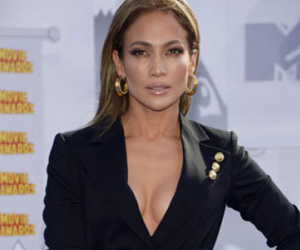 Jennifer Lopez khoe khéo vòng một trên thảm đỏ MTV Movie Awards