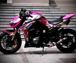 Kawasaki Z1000 độ tem Graffiti của biker Sài Gòn