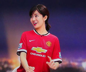 Tú Linh, cựu sinh viên Ngoại thương, nổi như cồn sau derby Manchester