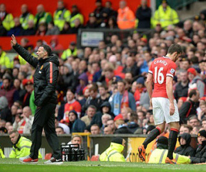 Van Gaal tự trách bị "ngớ ngẩn" ở Old Trafford