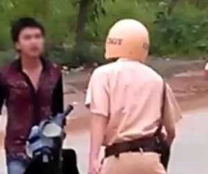 Bị lập biên bản, hai anh em tấn công cảnh sát, định đốt xe