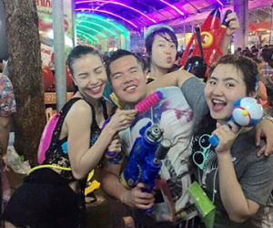 Giới trẻ Việt ùn ùn kéo sang Bangkok "quậy tưng" trong Tết té nước
