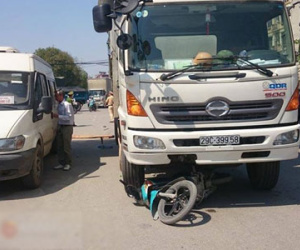 Hà Nội: Chồng chết lặng nhận ra vợ bị xe tải cán tử vong gần nhà