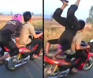 Hãi hùng thanh niên "trồng chuối" trên xe máy đang di chuyển tốc độ cao