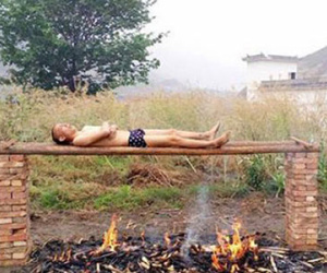 Người đàn ông tự “nướng” mình trên lửa để chữa ung thư
