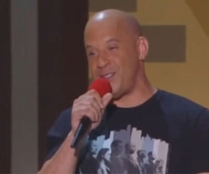 Clip: Vin Diesel hát "See You Again" tưởng nhớ Paul Walker tại lễ trao giải MTV