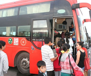 Đi lại dịp 30/4: Máy bay hết vé rẻ, tàu chỉ còn ghế ngồi