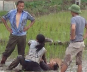 Hai người phụ nữ vật nhau dưới ruộng lúa mới cấy ở Bắc Giang