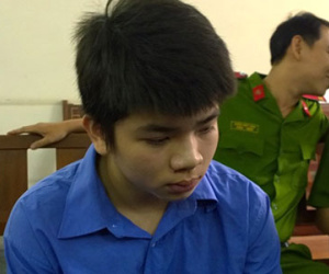 Hung thủ ngất xỉu vì bị nạn nhân đạp vào hạ bộ