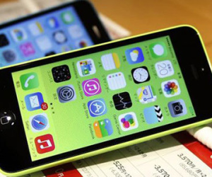 iPhone 5C Nhật Bản “rút ruột” người dùng: Lỗi tự kết nối?
