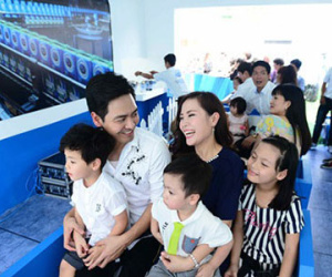 MC Phan Anh lần đầu khoe vợ và 3 con trước công chúng