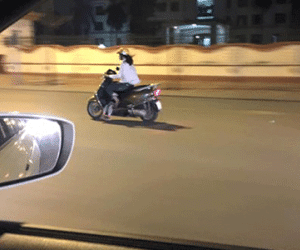 Sốc với hình ảnh mẹ vắt con dưới chân ga phi nhanh trên phố